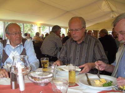 Mittwoch, 29.04.09. Eine Kollegin und 48 Kollegen trafen sich im Hallerhof in B-Oberau�en