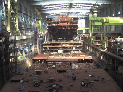 Mittwoch, 13. und Donnerstag, 14.05.09. Besuch der Meyer Werft in Papenburg, ADO Gardienenwerk, Emssperrwerk und Hafenrundfahrt.