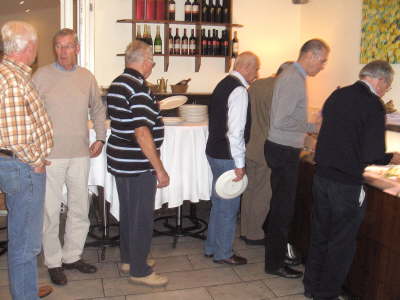 Mittwoch, 30.09.09. 35 Kollegen und 1 Kollegin trafen sich im Restaurant "Gut Clarenhof" bei Peppe Celentano.