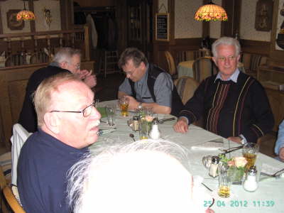 Mittwoch 25.04.12. 36 Kollegen trafen sich im Caf� und Restaurant "Heuser" in Odenthal-Scheuren